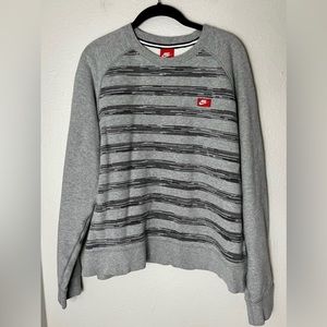 Vintage Nike Men’s Gray Crewneck Size XL fits like a medium
